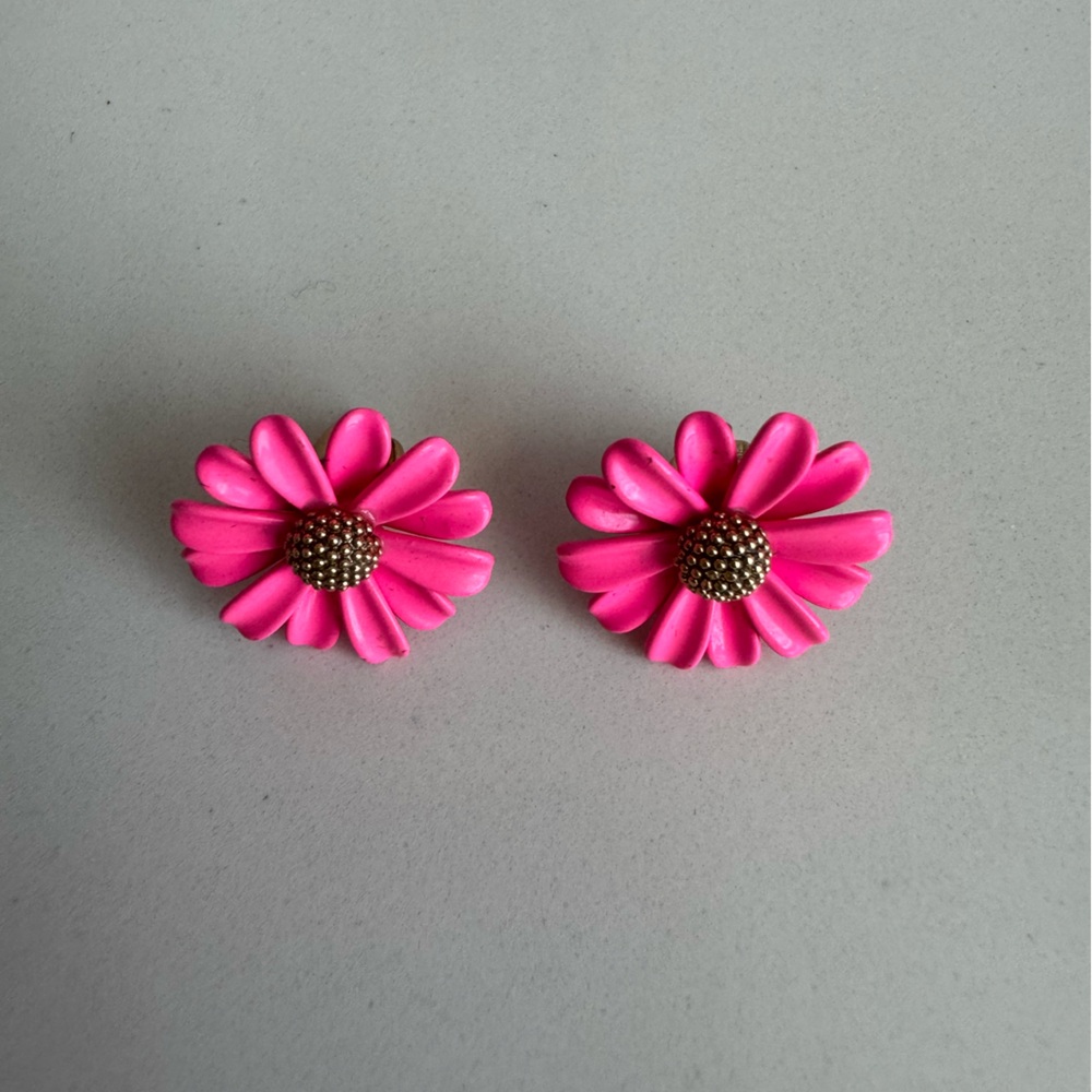 Kate Spade Vibrant Pink Daisy Earrings